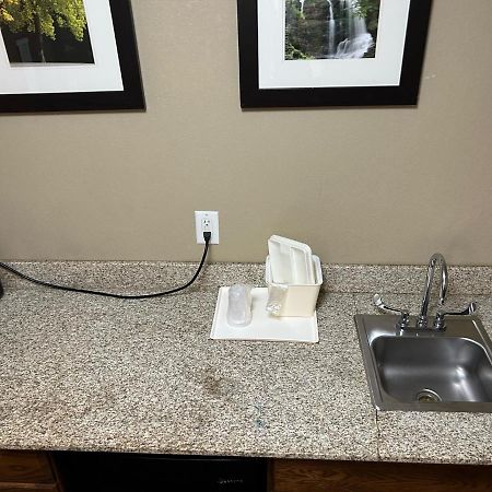 Quality Inn & Suites Bradford Bagian luar foto
