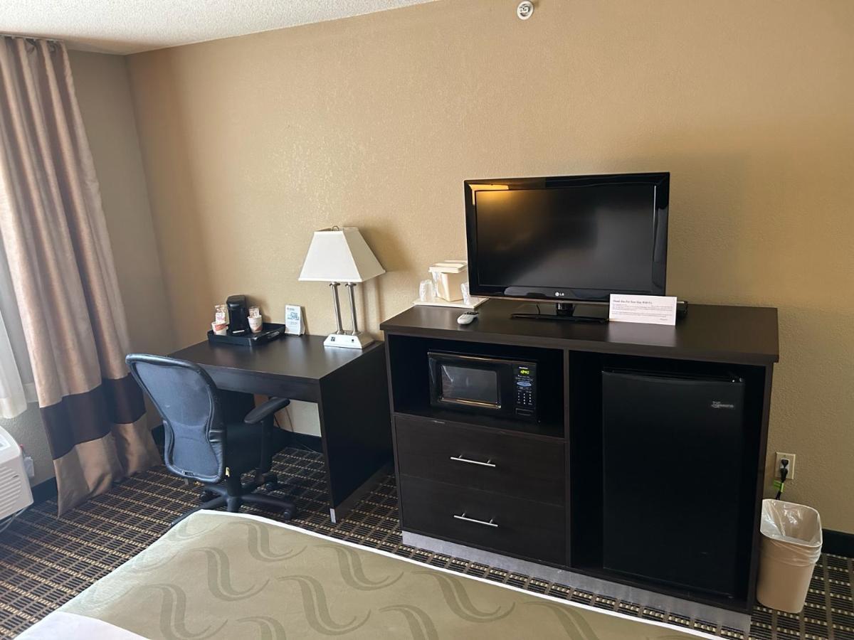 Quality Inn & Suites Bradford Bagian luar foto