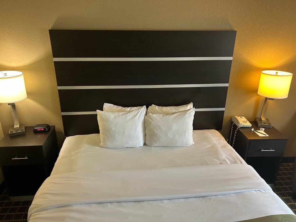 Quality Inn & Suites Bradford Bagian luar foto