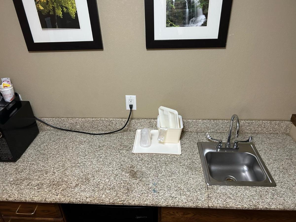 Quality Inn & Suites Bradford Bagian luar foto