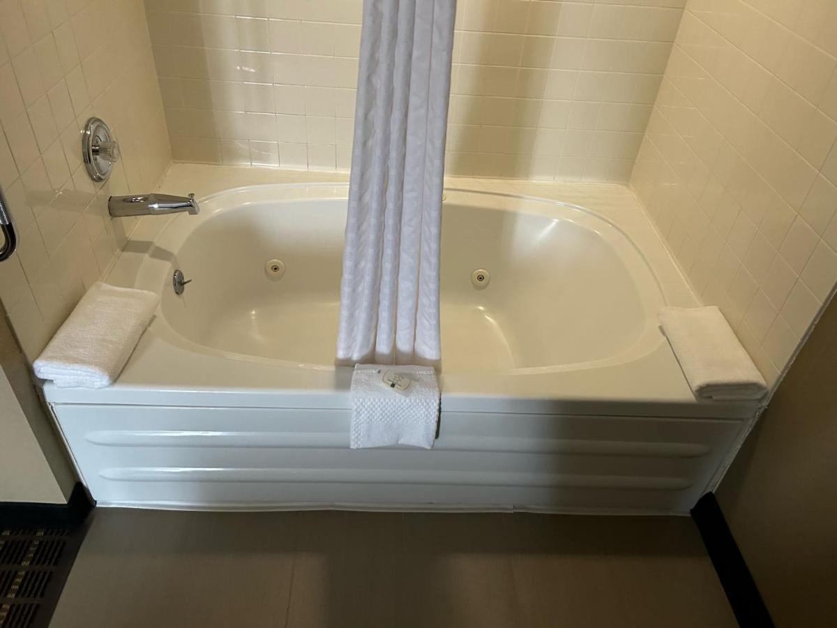 Quality Inn & Suites Bradford Bagian luar foto