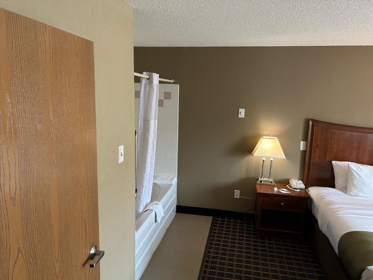 Quality Inn & Suites Bradford Bagian luar foto