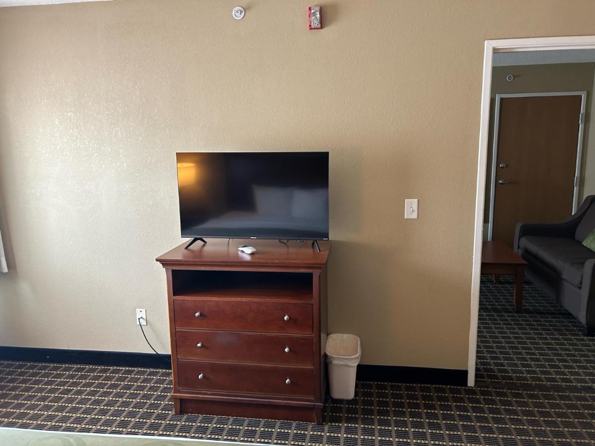 Quality Inn & Suites Bradford Bagian luar foto