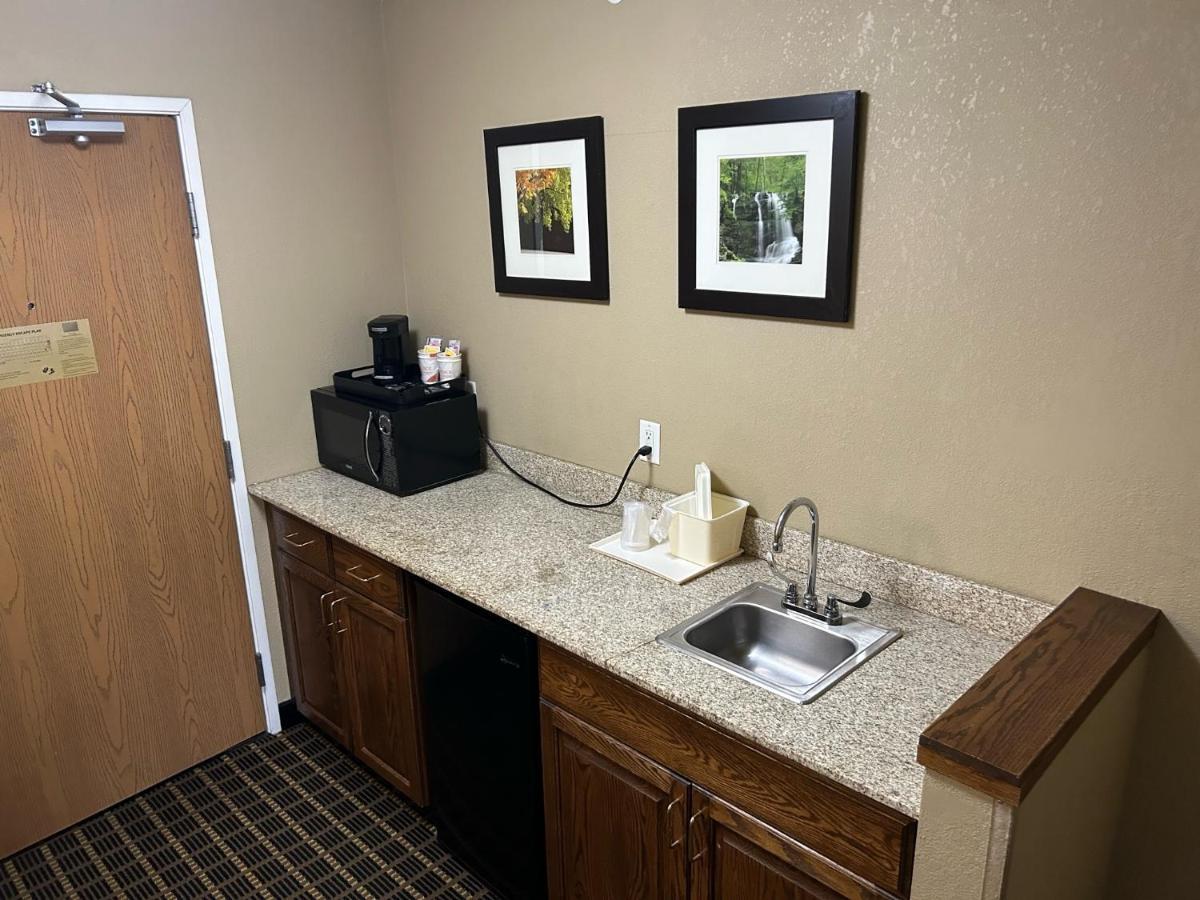 Quality Inn & Suites Bradford Bagian luar foto