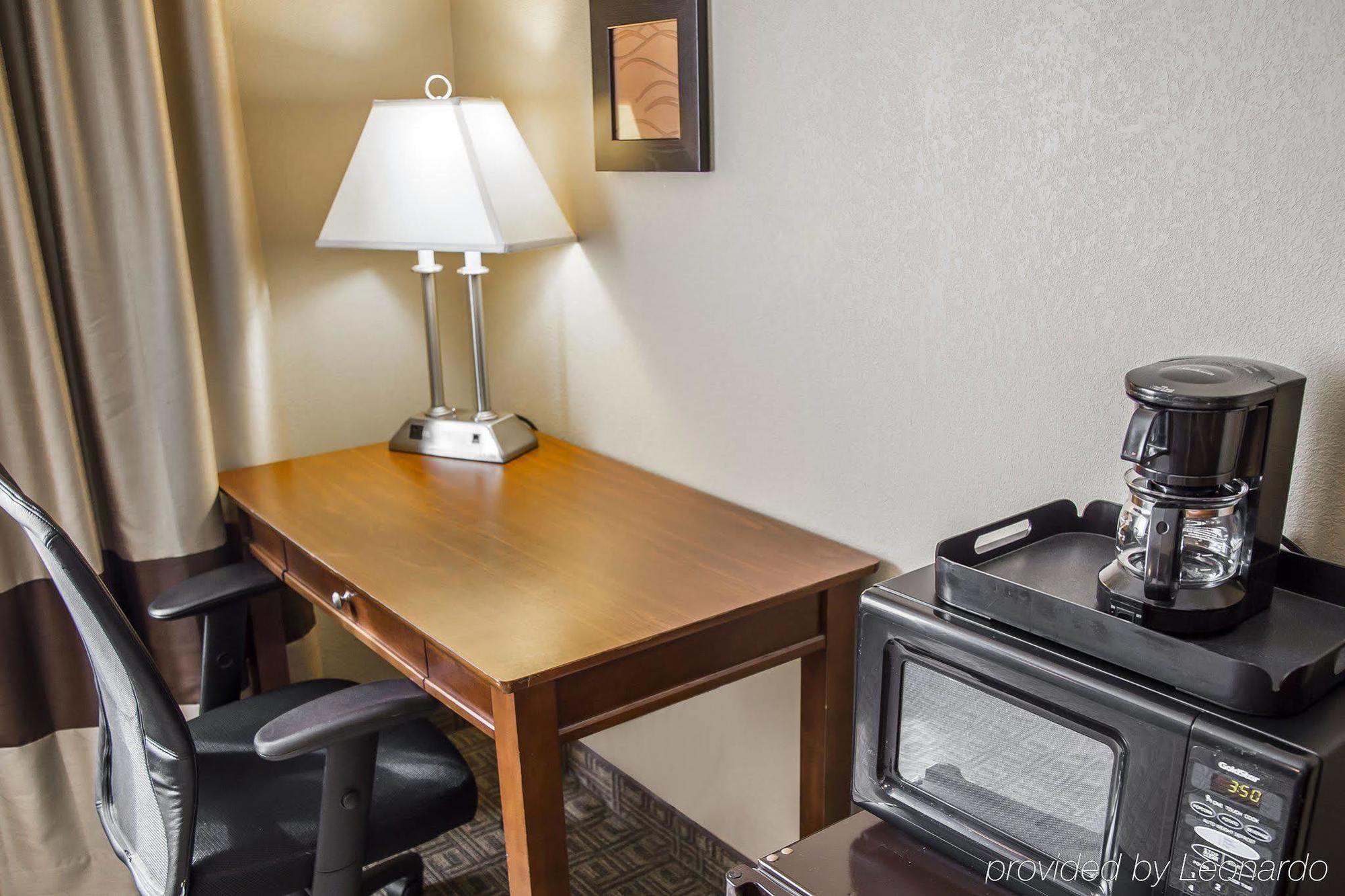 Quality Inn & Suites Bradford Bagian luar foto